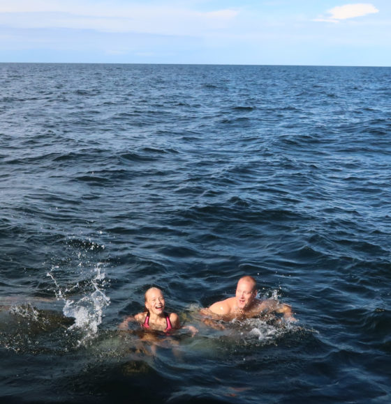 Iiris ja minä uimassa Chriastiansborg hylyn yläpuolella, takana häämöttää (aika kaukana) Ruotsi.